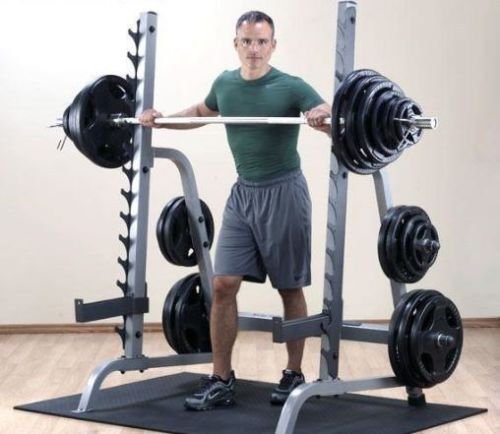     Вертикальные стойки установлены под обратным углом наклона 7 градусов для естественной траектории подъема весов телом атлета